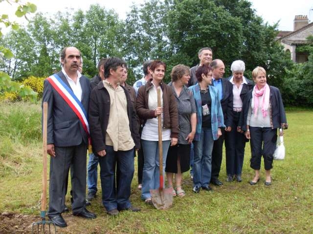 Eglise romane du 12e -plantation du mai  de notre maire - Cambayrac