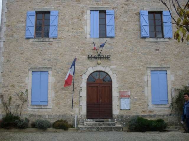 Les volets bleus de notre mairie de Cambayrac