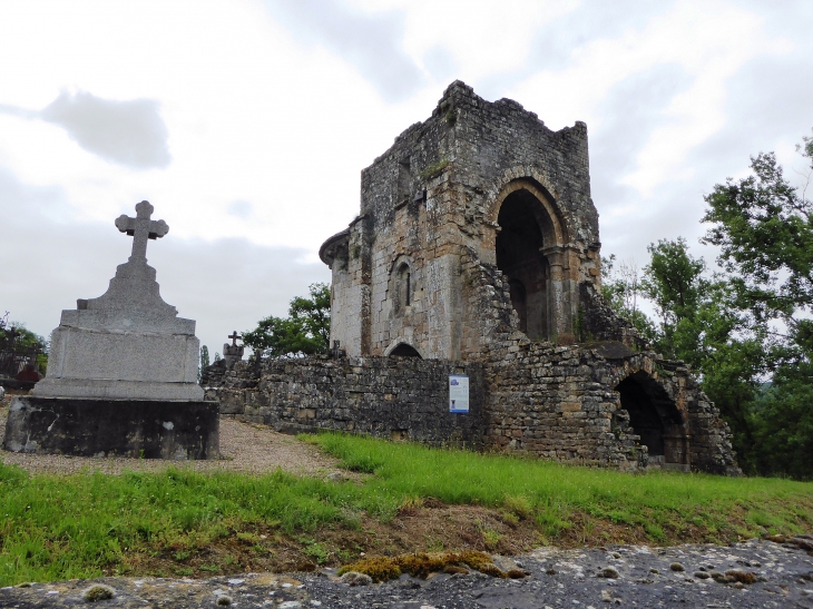 Les ruines de l'église romane Saint Martin - Camboulit