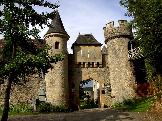 Cénevières, château Renaissance dont s'est emparé Pépin le Bref  dès le 8ème siècle