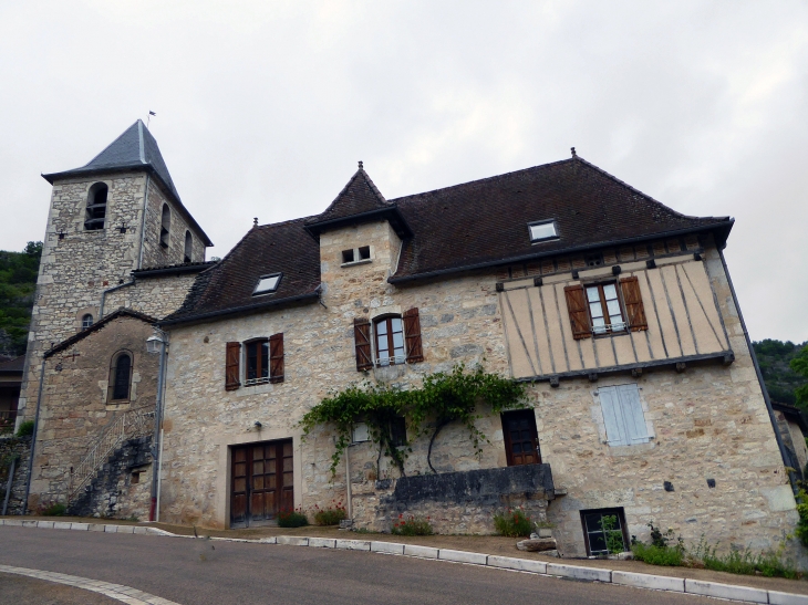 La montée vers l'église - Corn