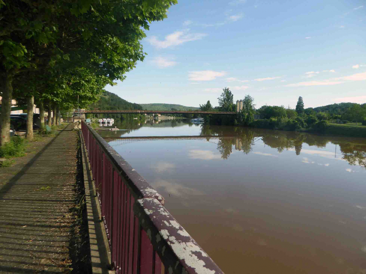 Le quai et le pont sur le Lot - Douelle