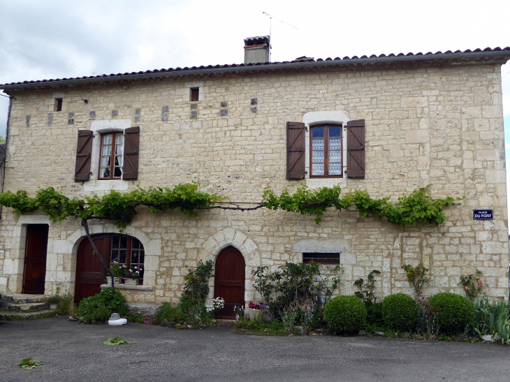 Maison place du Fort - Escamps