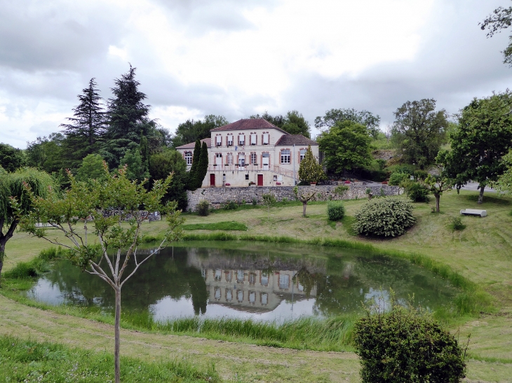 Le reflet de la mairie dans la mare - Esclauzels