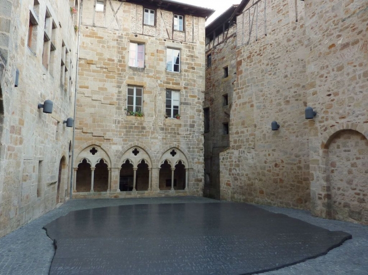 Cour musée Champollion - Figeac