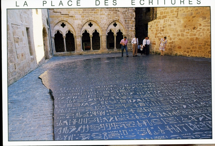 La Place des Ecritures (carte postale). - Figeac