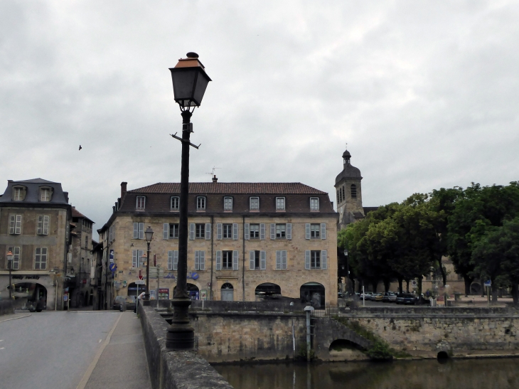 La ville vue du pont sur le Célé - Figeac