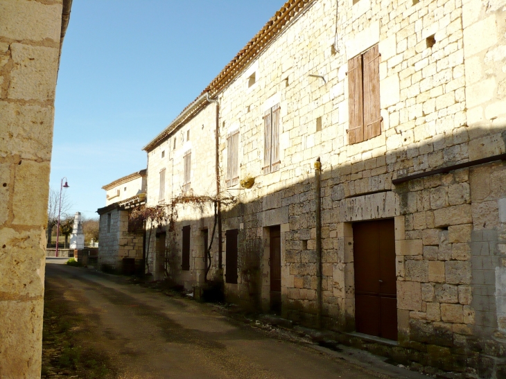 Rue du village menant au Monument aux Morts. - Fontanes