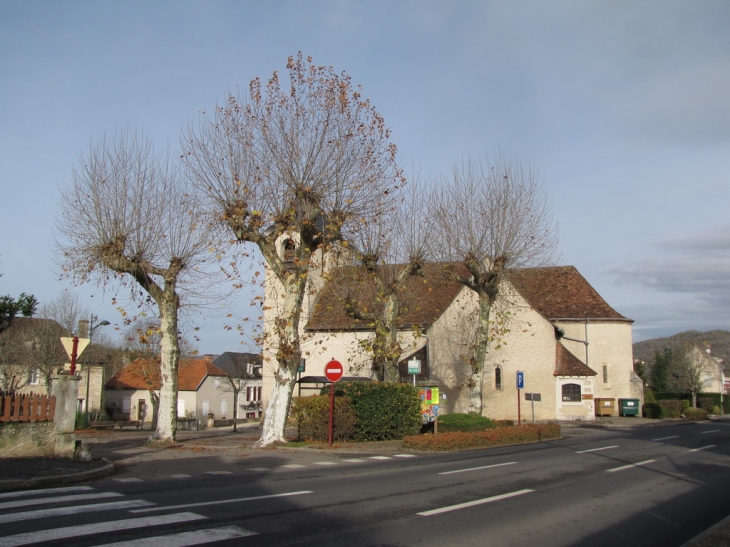 Lanzac : la petite place et l'église