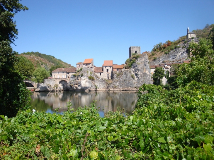 Laroque des arcs vu del'autre rive - Laroque-des-Arcs