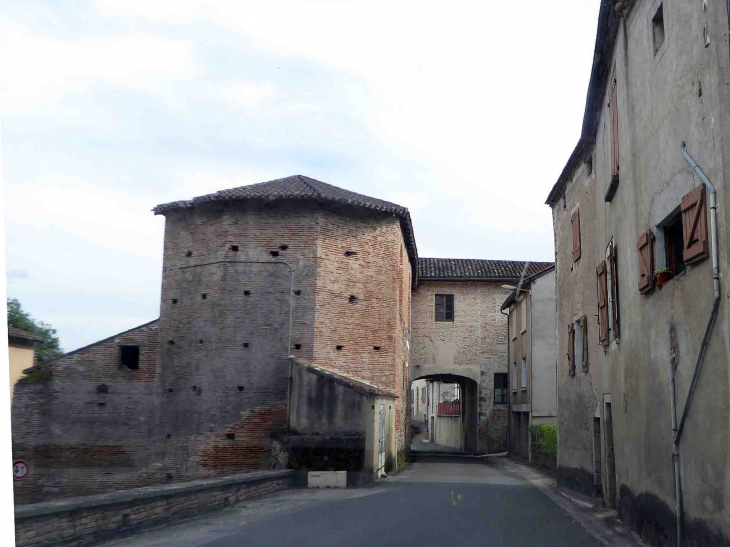 Passage routier sous les maisons - Laroque-des-Arcs