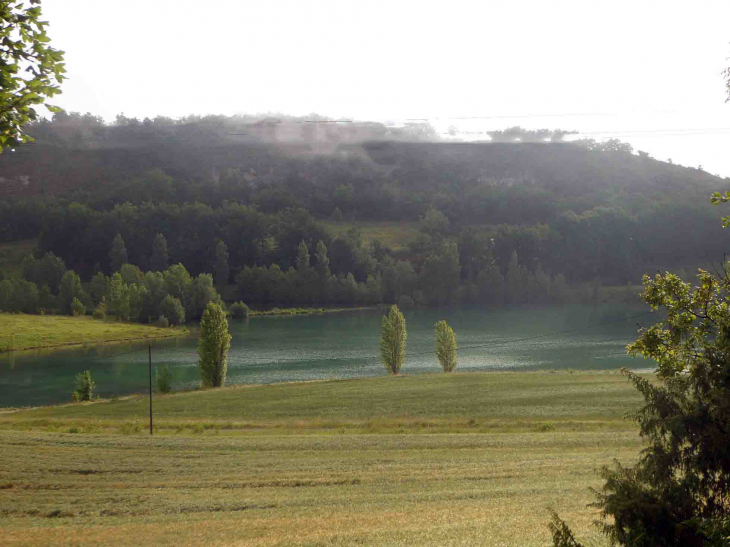 Brume matinale sur le lac - Lascabanes