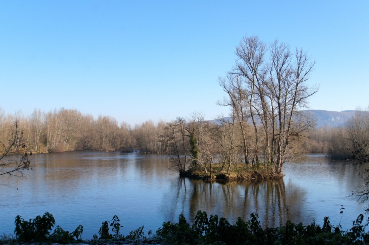 Aux alentours, la Dordogne. - Le Roc