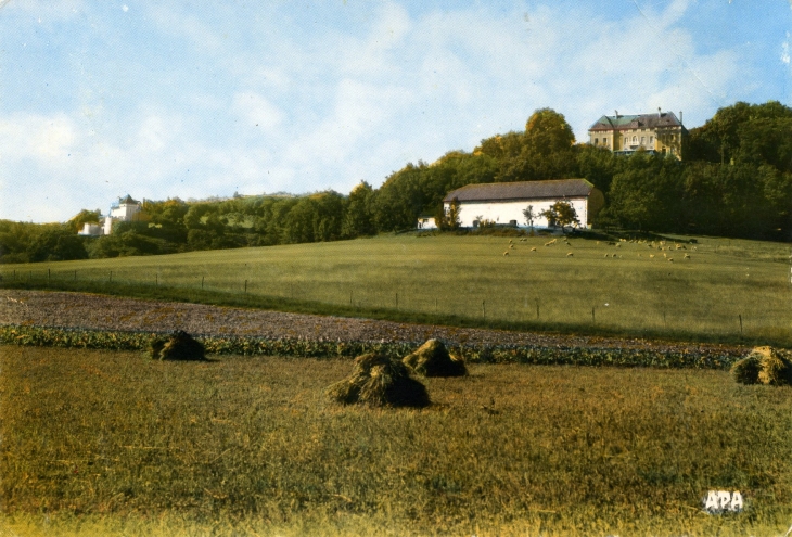 Colonie de Vacances et château de Langlade (carte postale de 1967) - Les Quatre-Routes-du-Lot