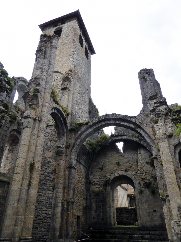 Le clocher et les ruines de l'abbaye - Marcilhac-sur-Célé