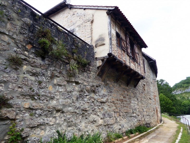 Le village ancien : maison au bord du Célé - Marcilhac-sur-Célé