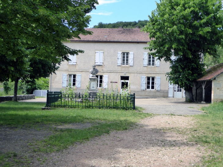 Le village moderne : la cour de l'école et le monument Falret - Marcilhac-sur-Célé