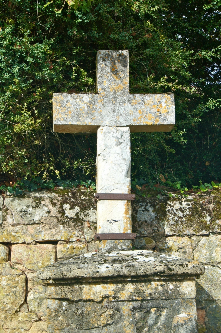 La Croix de chemin à l'entrée du village. - Montcabrier