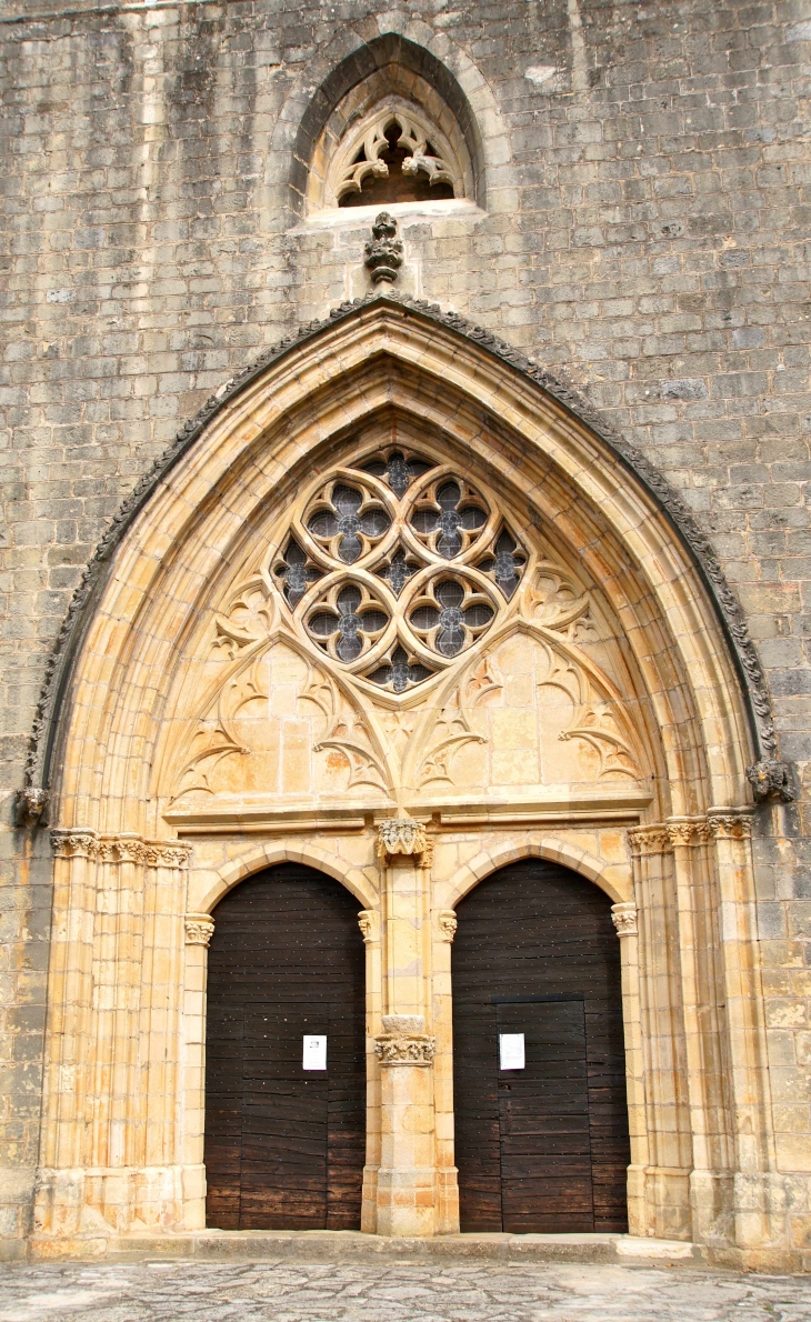 Le joli portail de l'église Saint Louis intégrant une rosace. - Montcabrier