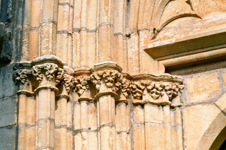 Chapiteaux du portail de l'église Saint Louis. - Montcabrier