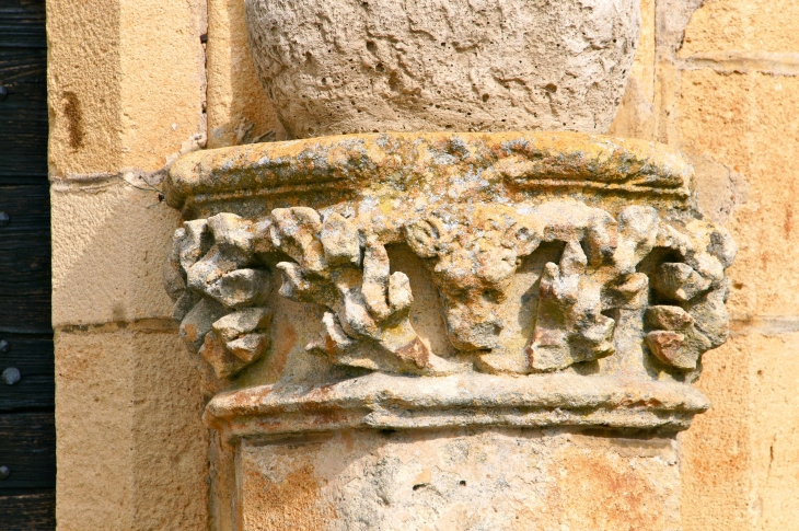 Chapiteau du portail de l'église Saint Louis. - Montcabrier