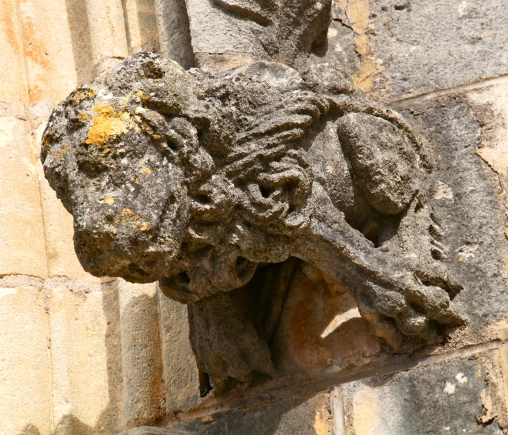 Corbeau du portail de l'église Saint Louis. - Montcabrier