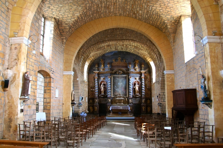 La nef vers le choeur de l'église Saint Louis. - Montcabrier