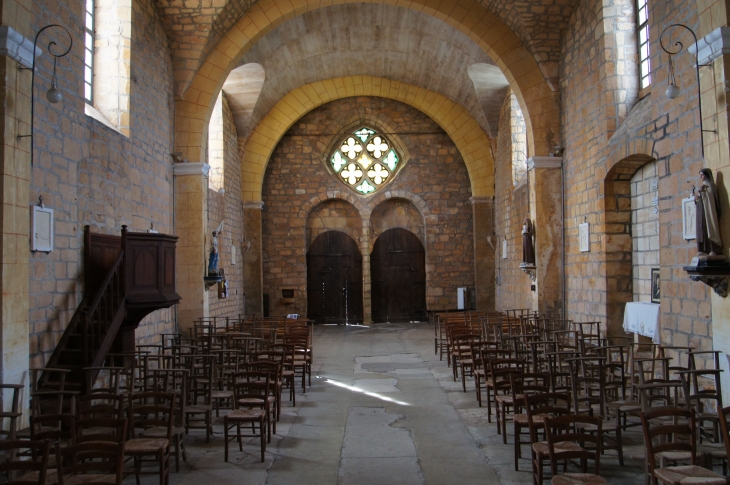 Eglise Saint Louis : la nef vers le portail. - Montcabrier