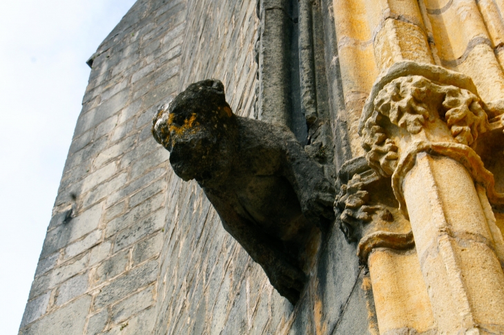 Corbeau du portail de l'église Saint Louis. - Montcabrier