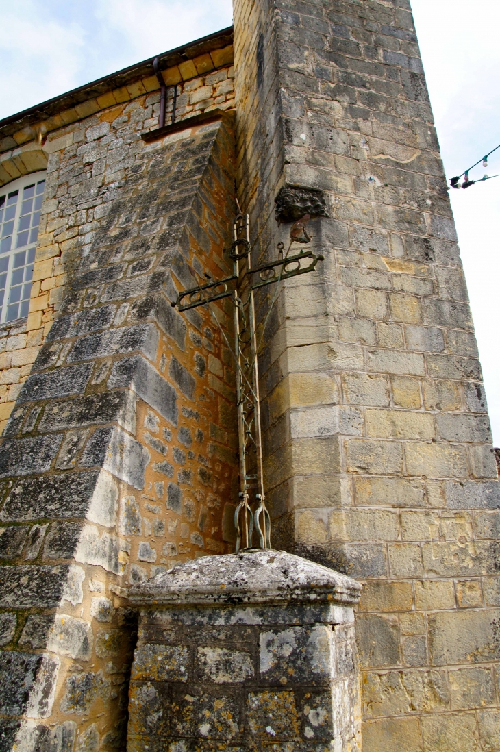 Croix de mission, contre l'église Saint Louis. - Montcabrier