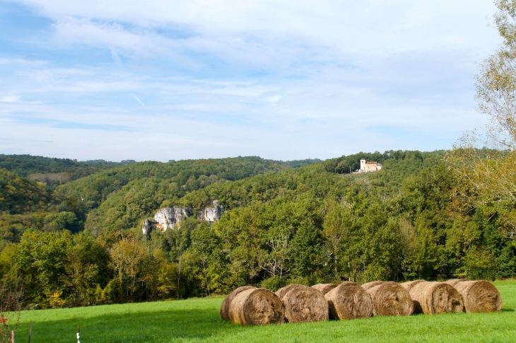 Au fond la chapelle Saint Jean du XIVe siècle. - Montcabrier