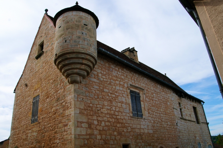 La maison dite de la cour de justice avec son échauguette du XVIe siècle. - Montcabrier