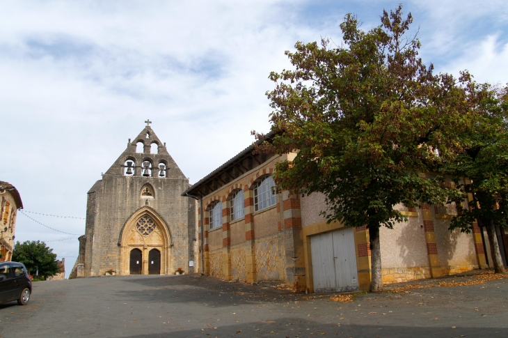 L'église Saint Louis domine la place de toute la hauteur de son clocher-mur à six arcatures. - Montcabrier