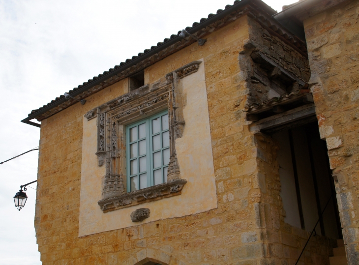 Ancienne maison de la jugerie avec sa fenêtre renaissance du XVIe siècle. - Montcabrier