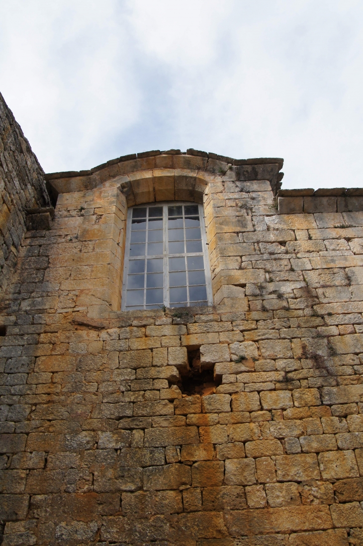 La façade sud de l'église Saint Louis. Réparation urgente....... - Montcabrier