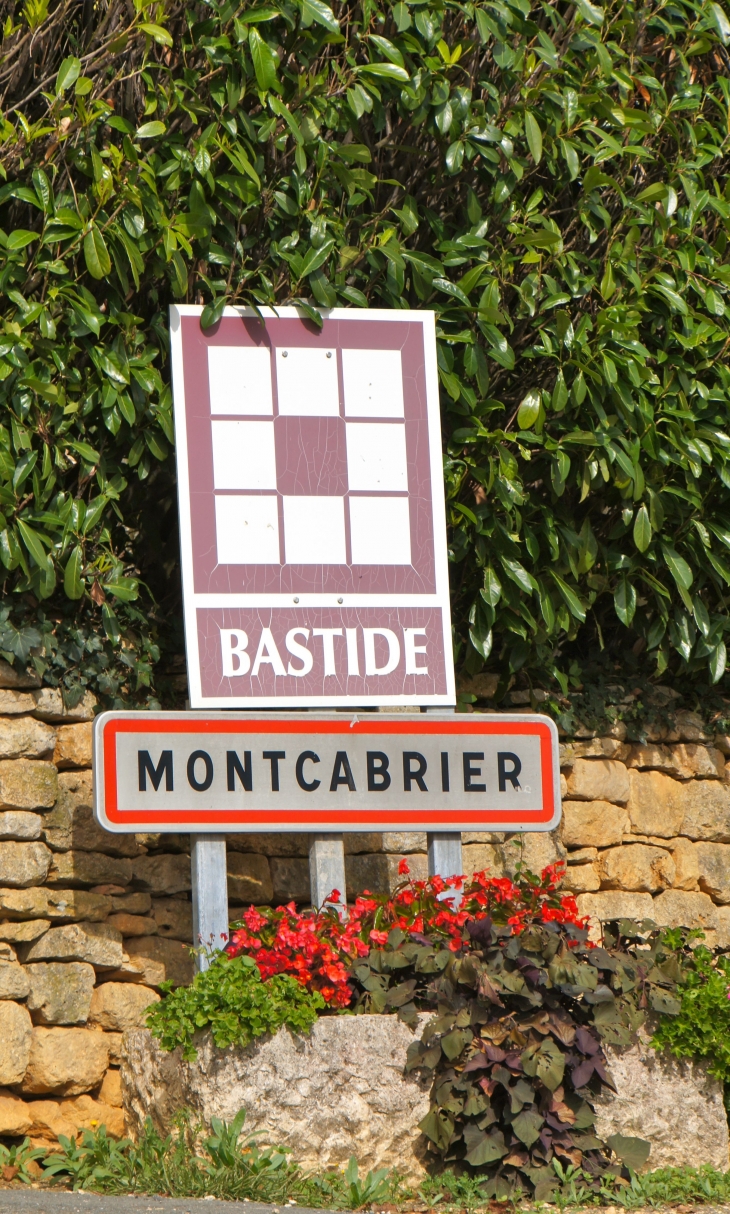 Autrefois : site gallo-romain. Bastide fondée en 1297 par Gui de Cabrier, sénéchal du Périgord et du Quercy. - Montcabrier