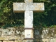La Croix de chemin à l'entrée du village.