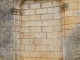 Eglise Saint Louis : une curieuse porte latérale ornée d'un arc ployé en contrecourbe.