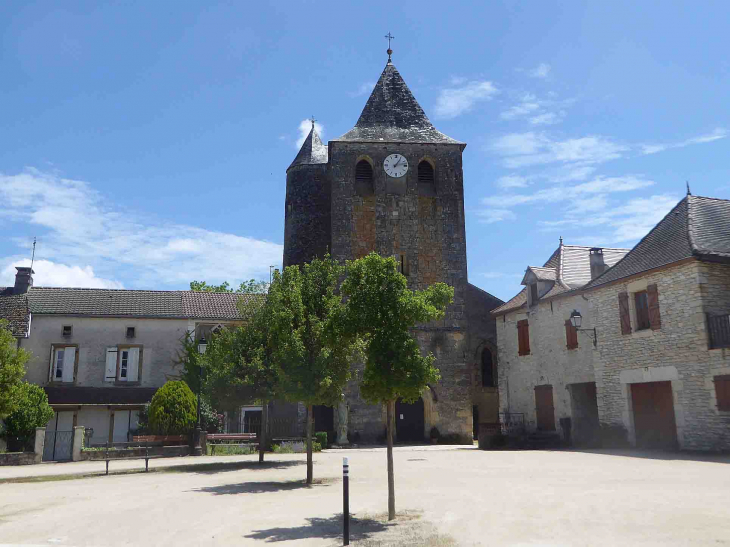 La place de l'église - Montgesty