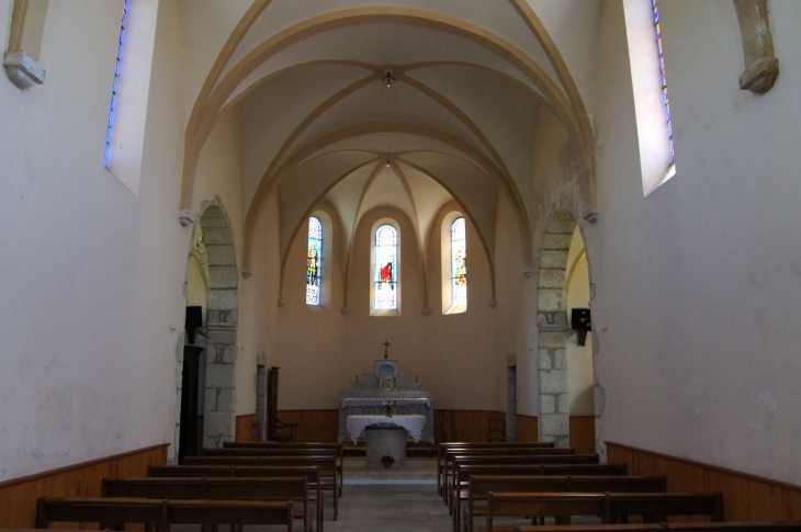 La nef de l'église vers le choeur. - Montlauzun