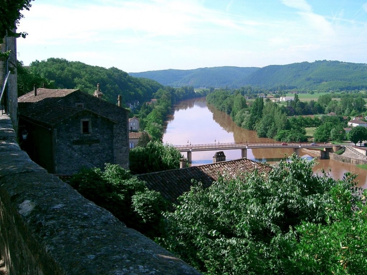 Vue sur le Lot de la place de la Mairie - Puy-l'Évêque