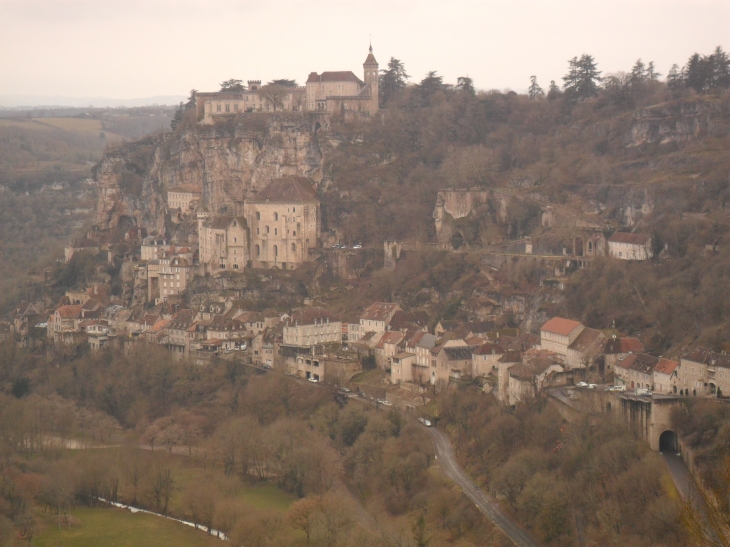 Vue générale de Rocamadour  avec l'Alzou gelée