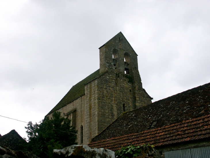 Clocher-de-l-eglise-de-mayrinhac-le-francal-magnifique-petite-eglise-romane-perdue-sur-le-causse-de-rocamadour