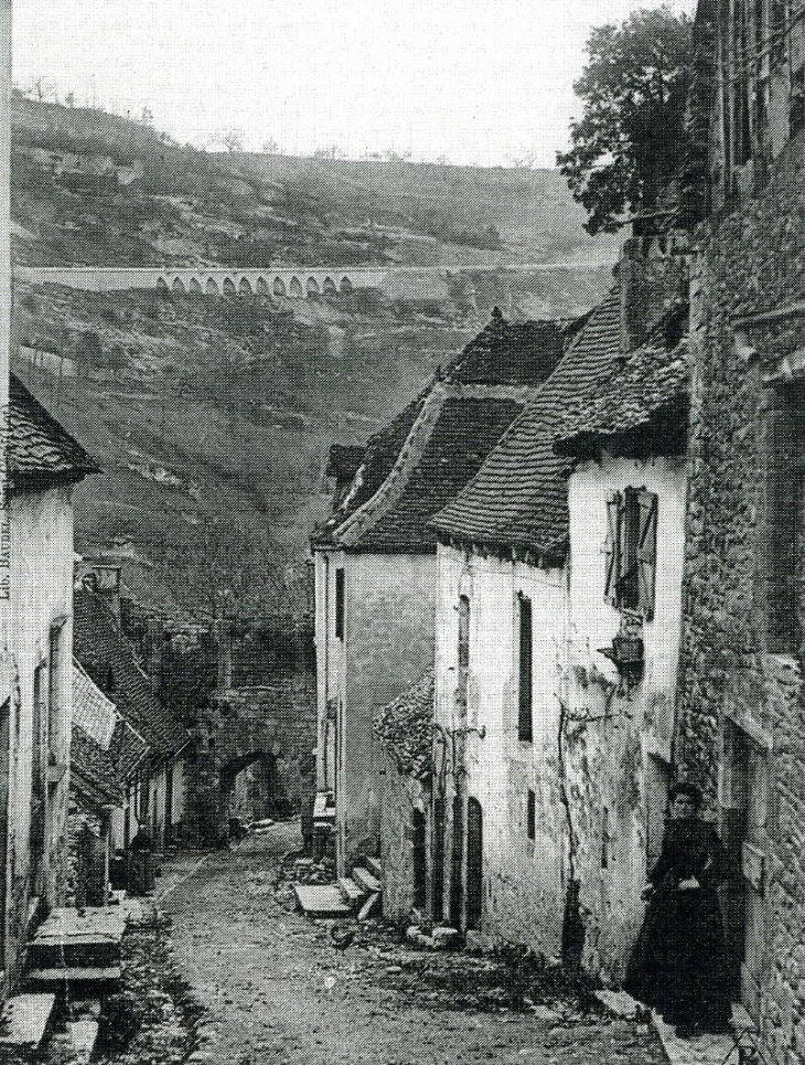 Une rue du village, vers 1910 (carte postale ancienne). - Rocamadour