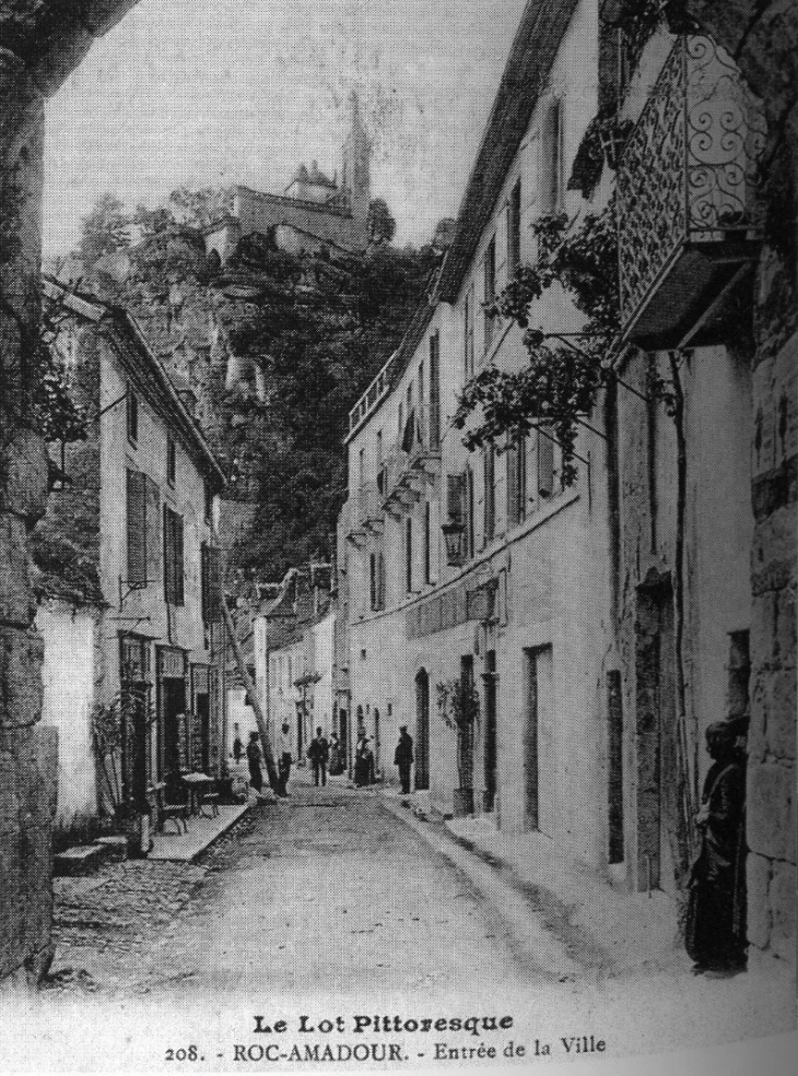 Entrée de la ville, vers 1910 (carte postale ancienne). - Rocamadour