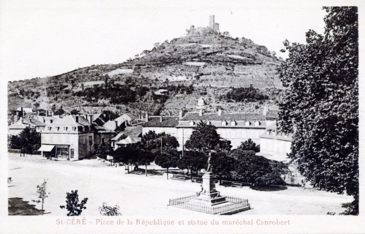 Place de la République et statue du Maréchal Canrobert, vers 1920 (carte postale ancienne). - Saint-Céré