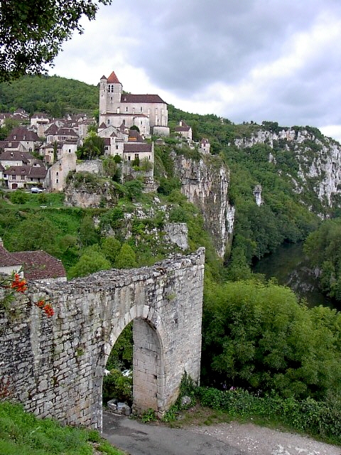 St-Cirq-Lapopie, accroché à sa falaise, défie le Lot - Saint-Cirq-Lapopie