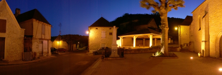 Place de l'église de nuit - Saint-Clair