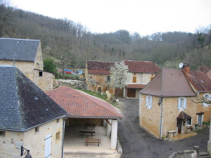 Vue sur la halle moderne à charpente remarquable(voir wiki) - Saint-Clair