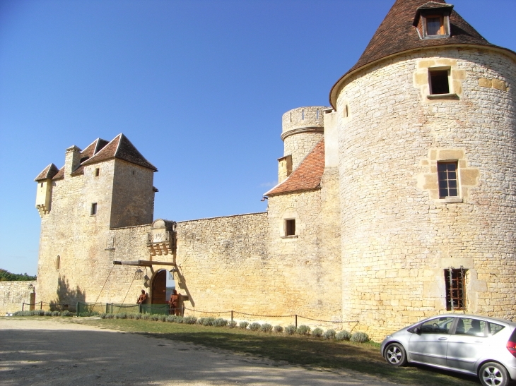 Vue sur la tour ronde ,la tour carrée et le pont levis - Saint-Clair